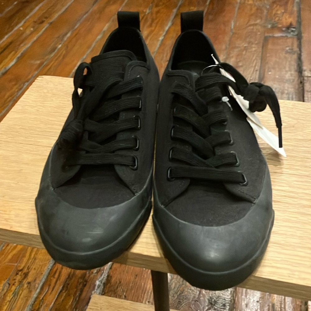NWT Uniqlo black sneakers Mens US 6.5